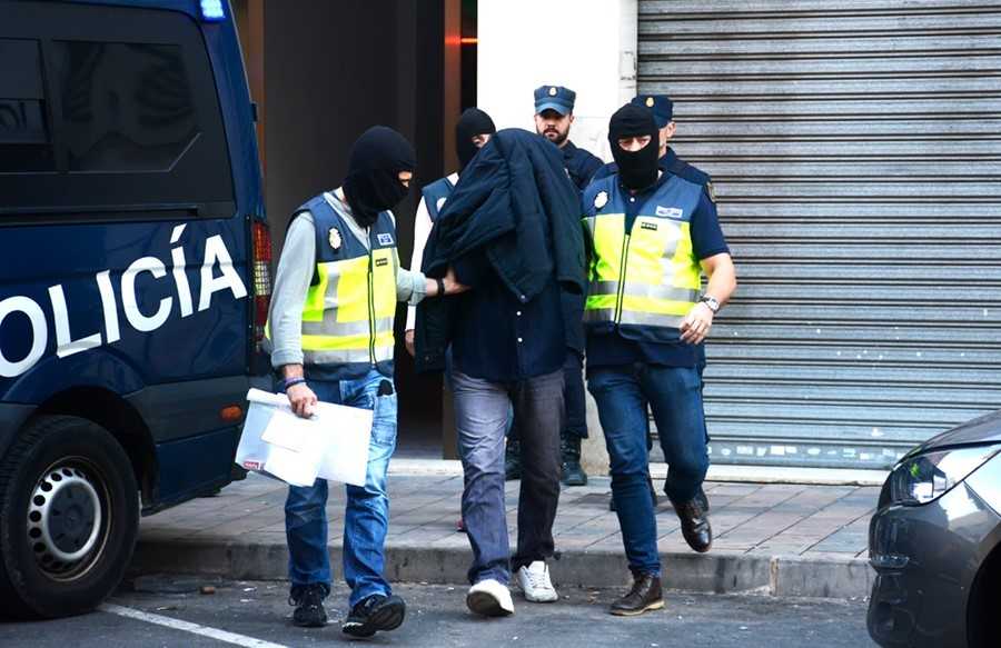 Als arrestats se'ls atribueix una presumpta participació en un delicte d'integració en organització terrorista, col·laboració, adoctrinament i enaltiment del terrorisme.