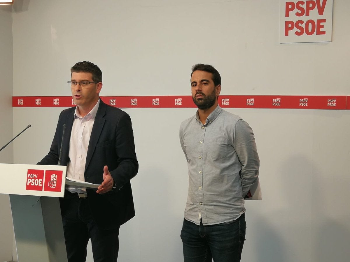 El portaveu del PSPV, Jorge Rodríguez, i el secretari d'Organització del partit, José Muñoz, en la roda de premsa celebrada a Blanqueries.