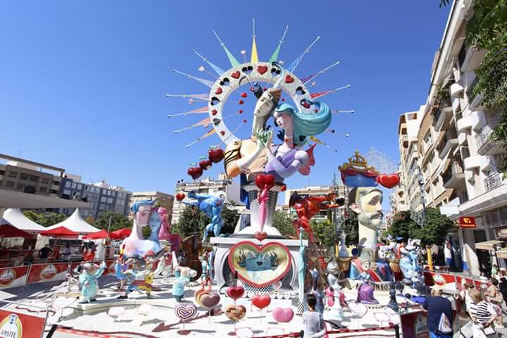 'Amor Dolor', dels artistes Manuel Algarra i José Gallego, millor foguera d'Alacant 2018, plantada per la comissió Sèneca-Autobusos.