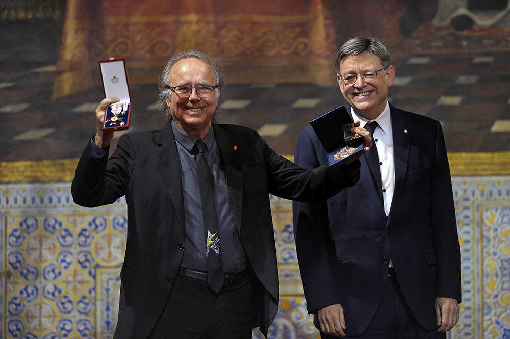 Joan Manuel Serrat ha rebut l'Alta Distinció de la Generalitat de mans del president Ximo Puig.