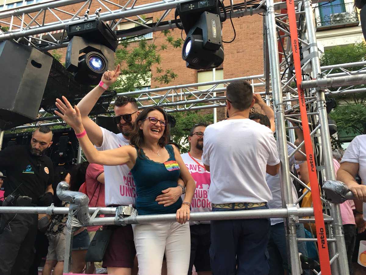 La vicepresidenta de la Generalitat, Mónica Oltra i el director general d'Igualtat en la Diversitat, José de Lamo, han participat en la desfilada de l'Orgull a Madrid.