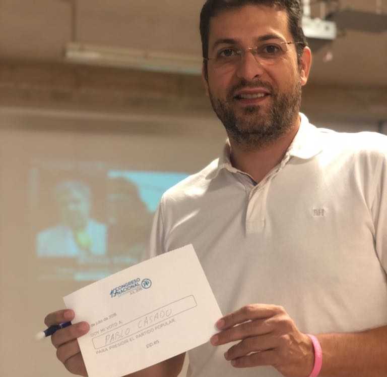 José Ramón Adsuara va donar suport a Pablo Casado en el procés de primàries del PP.