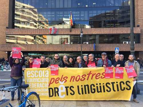 Representants de la Plataforma pels Drets Lingüístics s'han concentrat davant de la Delegació del Govern.