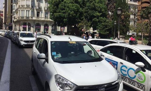 Els taxistes es van mobilitzar el 26 d'abril i el 30 de maig contra la competència deslleial de conductors amb llicències VTC, la majoria dels quals operen a través de Cabify