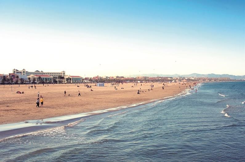 La platja de la Malva-rosa és un dels reclams turístics del cap i casal.