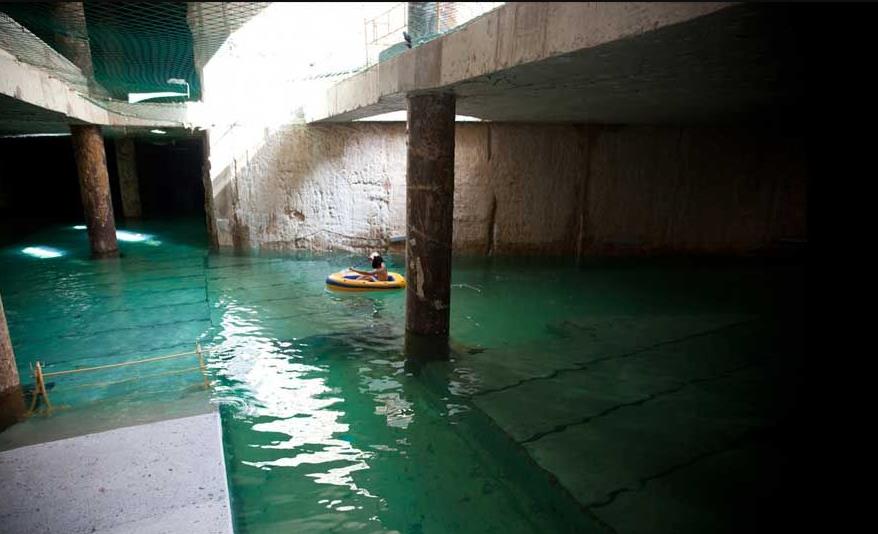 Els túnels abandonats de la T2 de Metrovalencia es van inundar i uns ciutadans van navegar-hi.
