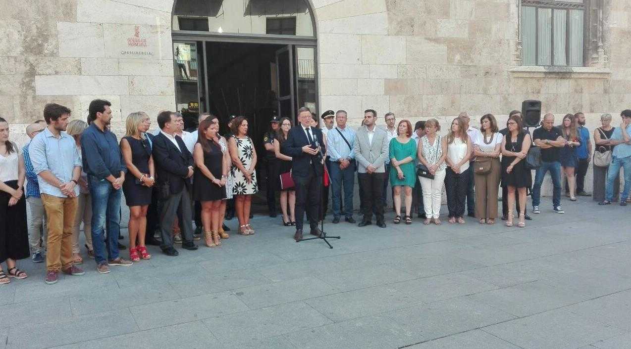 Representants de tots els grups parlamentaris s'han concentrat a les portes del Palau de la Generalitat en repulsa per l'atemptat