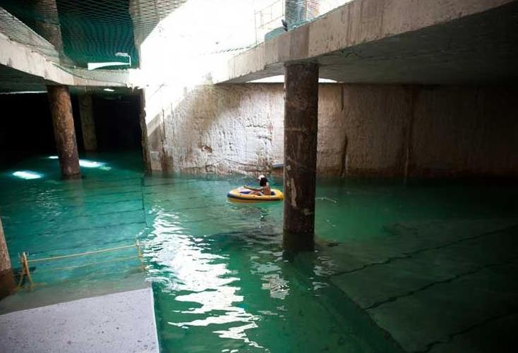 El túnel de la T2 es va emprar per a fer piragüisme durant unes inundacions.