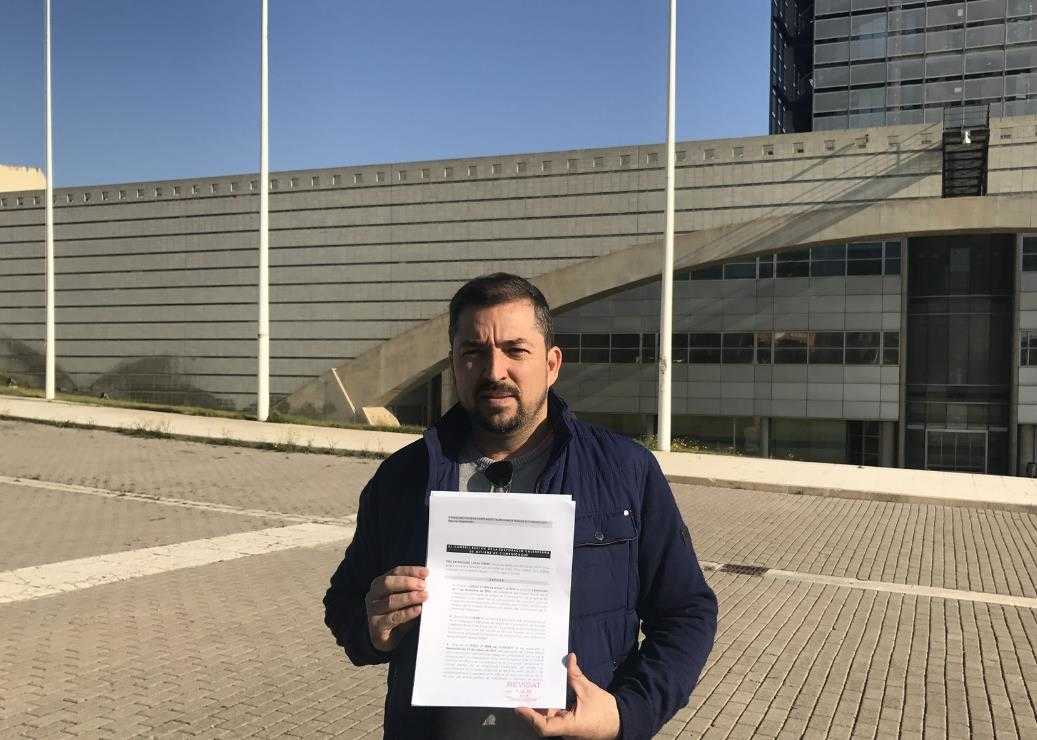 Pere Valenciano, davant de l'edifici de l'antiga RTVV, on té la seu el Consell Rector de la CVMC.