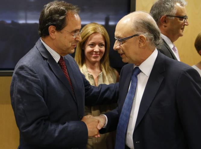 El conseller d'Hisenda, Vicent Soler i la secretària autonòmica d'Hisenda, Clara Ferrando, amb el ministre d'Hisenda, Cristóbal Montoro