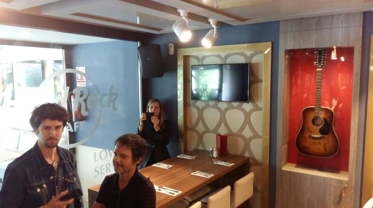 Integrants de La Habitación Roja, al costat de la guitarra que han cedit a Hard Rock Cafe Valencia