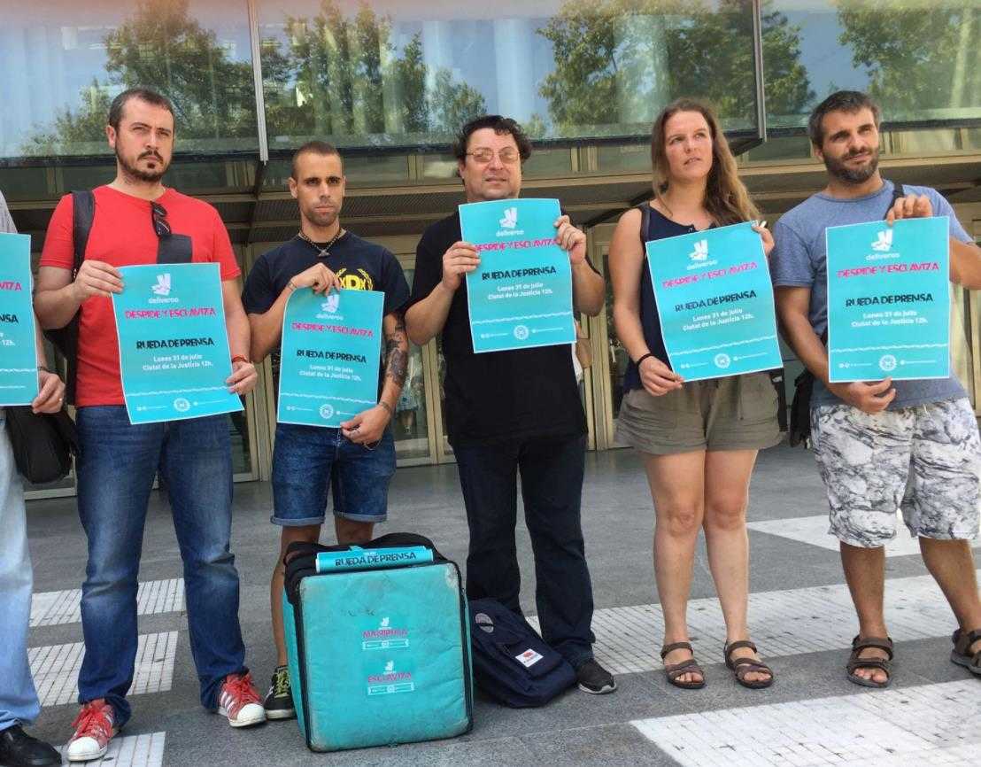 Ciclomissatgers de València, davant de la Ciutat de la Justícia després d'interposar una demanda per acomiadament nul contra Deliveroo