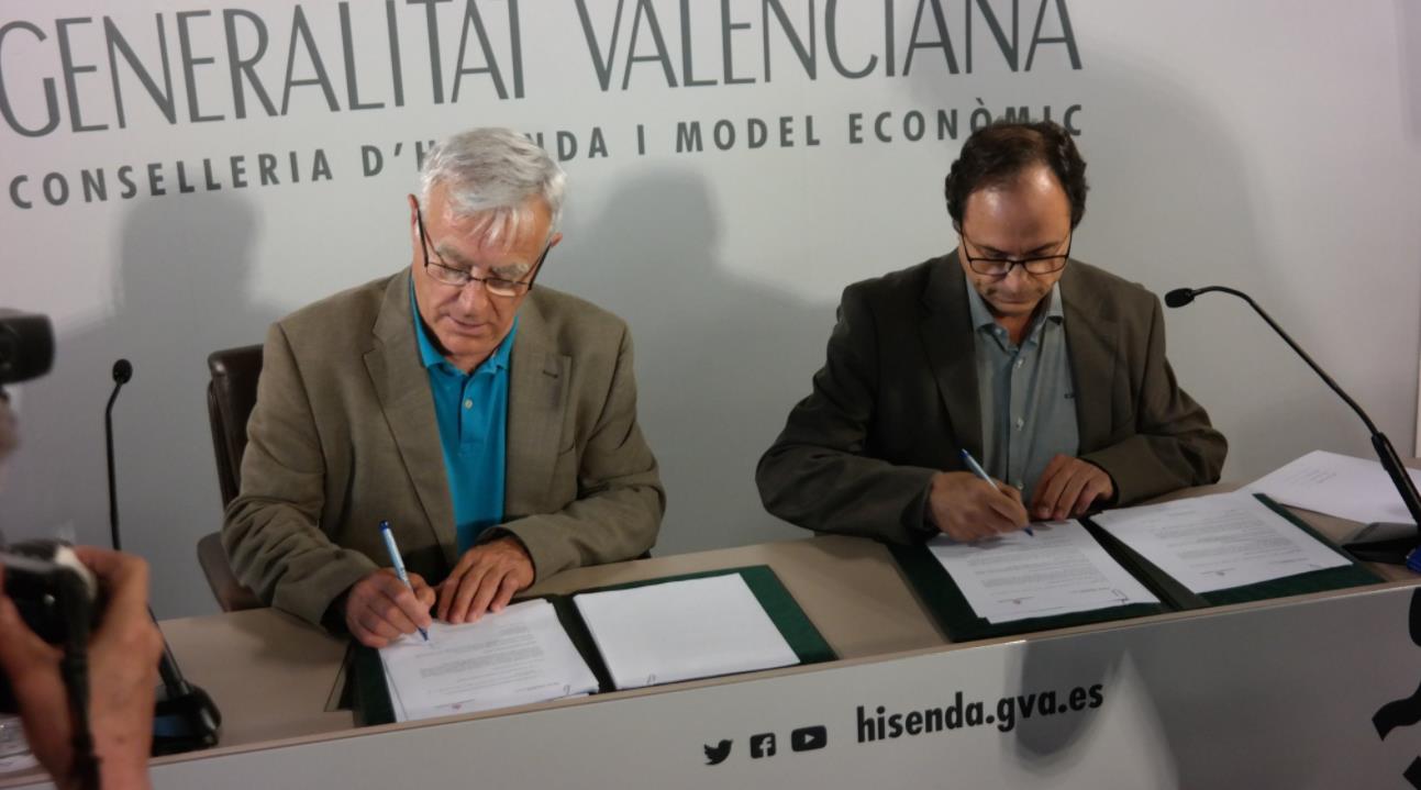 L'alcalde de València, Joan Ribó, i el conseller d'Hisenda, Vicent Soler, durant la signatura del conveni
