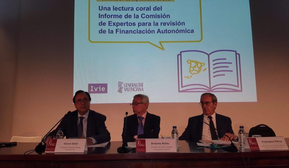 El conseller d'Hisenda, Vicent Soler; el vicerector de Cultura de la Universitat de València, Antonio Ariño; i l'expert valencià en l'informe del finançament, Francisco Pérez