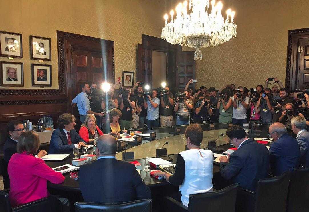 La mesa del Parlament català, reunida aquest dimecres amb la llei del referèndum sobre la taula