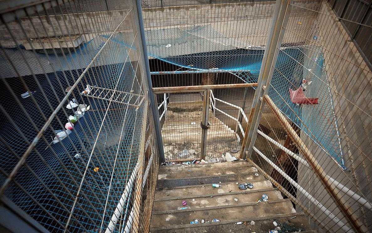 La brutícia s'acumula a l'espai reservat per a la futura estació d'Artesans, a l'avinguda Regne de València