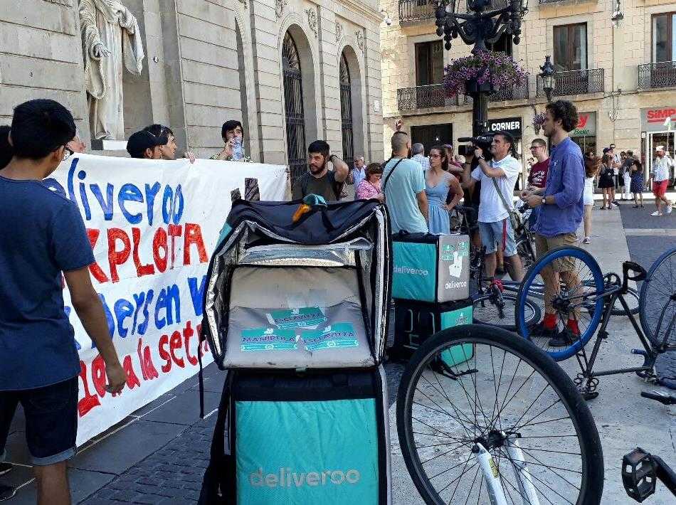 Deliveroo paga als repartidors de València 3,38 euros per comanda lliurada i no els garanteix una retribució mínima pel temps treballat