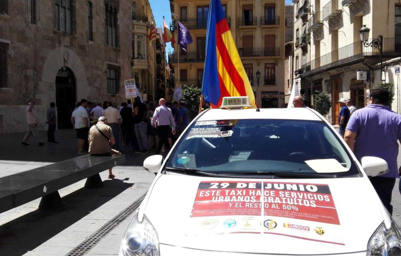 La mobilització ha coincidit amb la tercera jornada de vaga del sector en els últims tres mesos