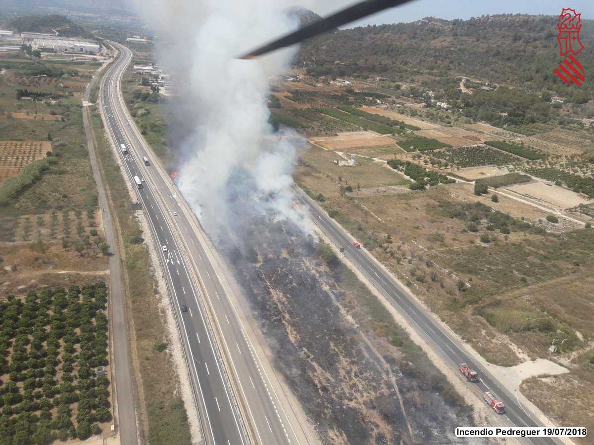 Tres mitjans aeris treballen en les tasques d'extinció.