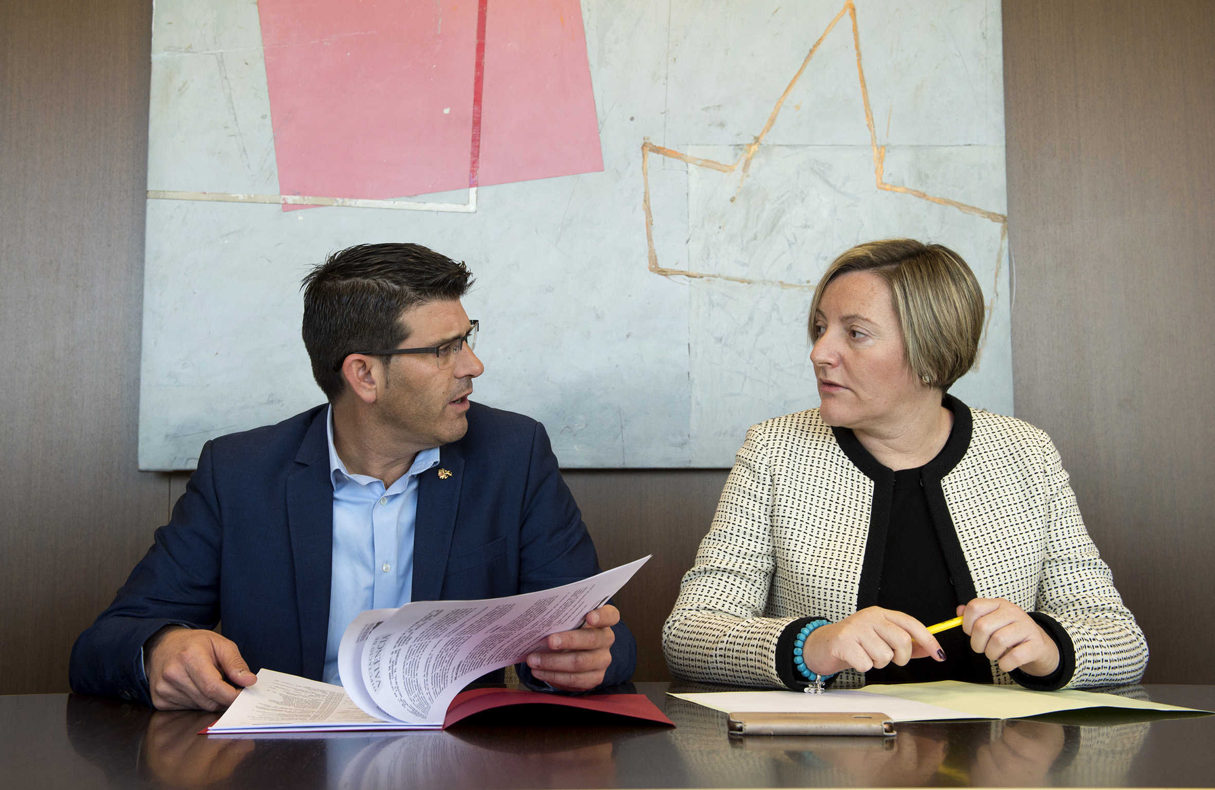 El president de la Diputació de València, Jorge Rodríguez i la consellera d'Infraestructures, Maria José Salvador.