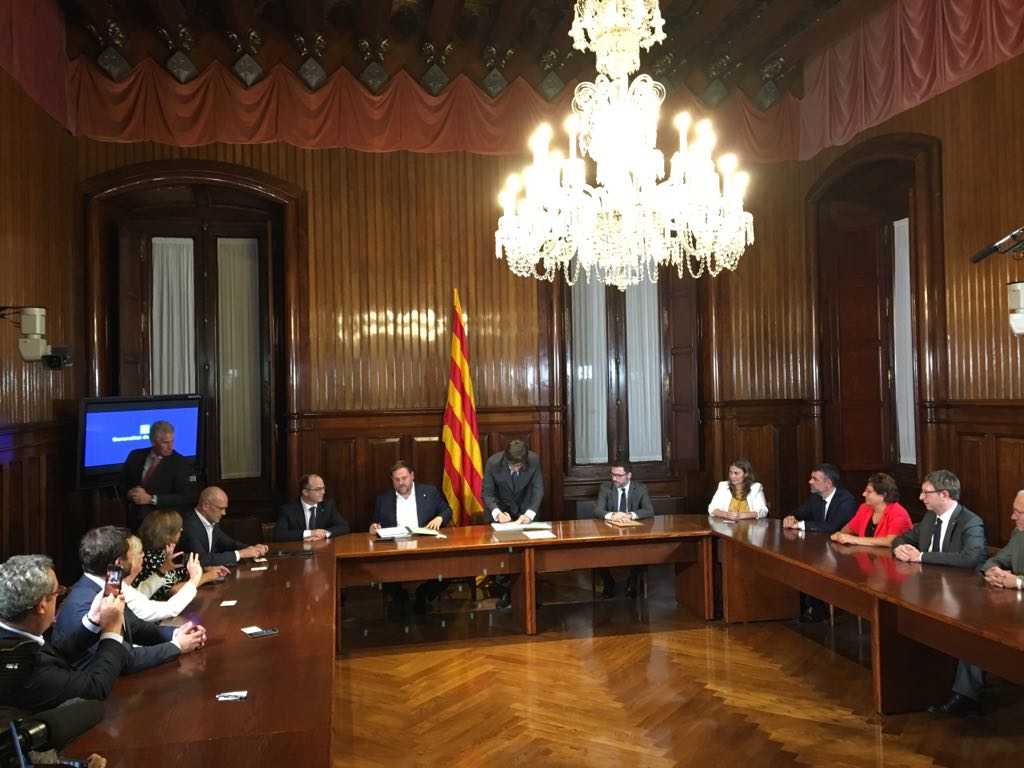 Puigdemont i la resta del govern català han signat el decret de convocatòria del referèndum.