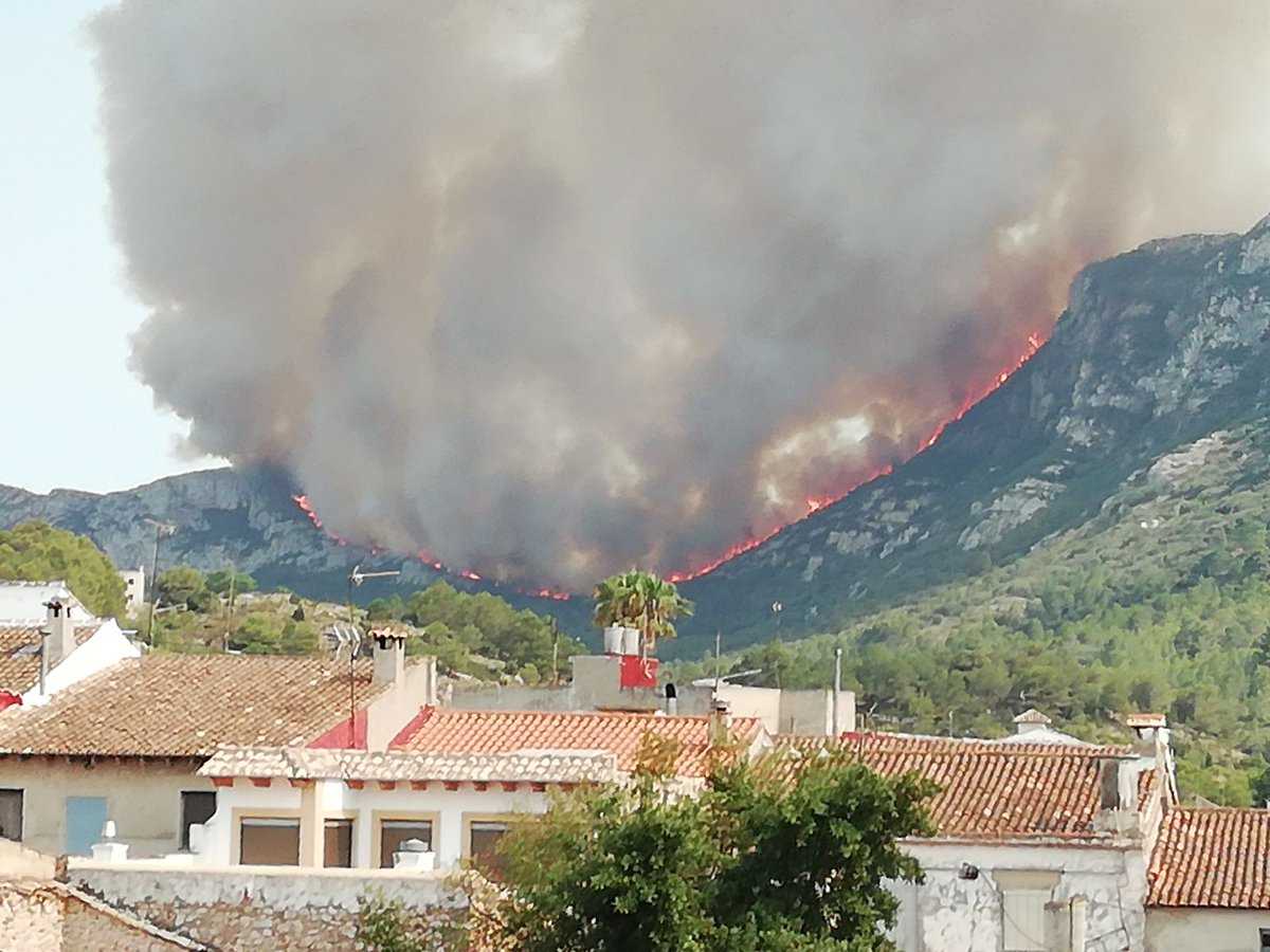 Imatge de l'incendi de Llutxent arribant a la Drova, presa des de Barx.