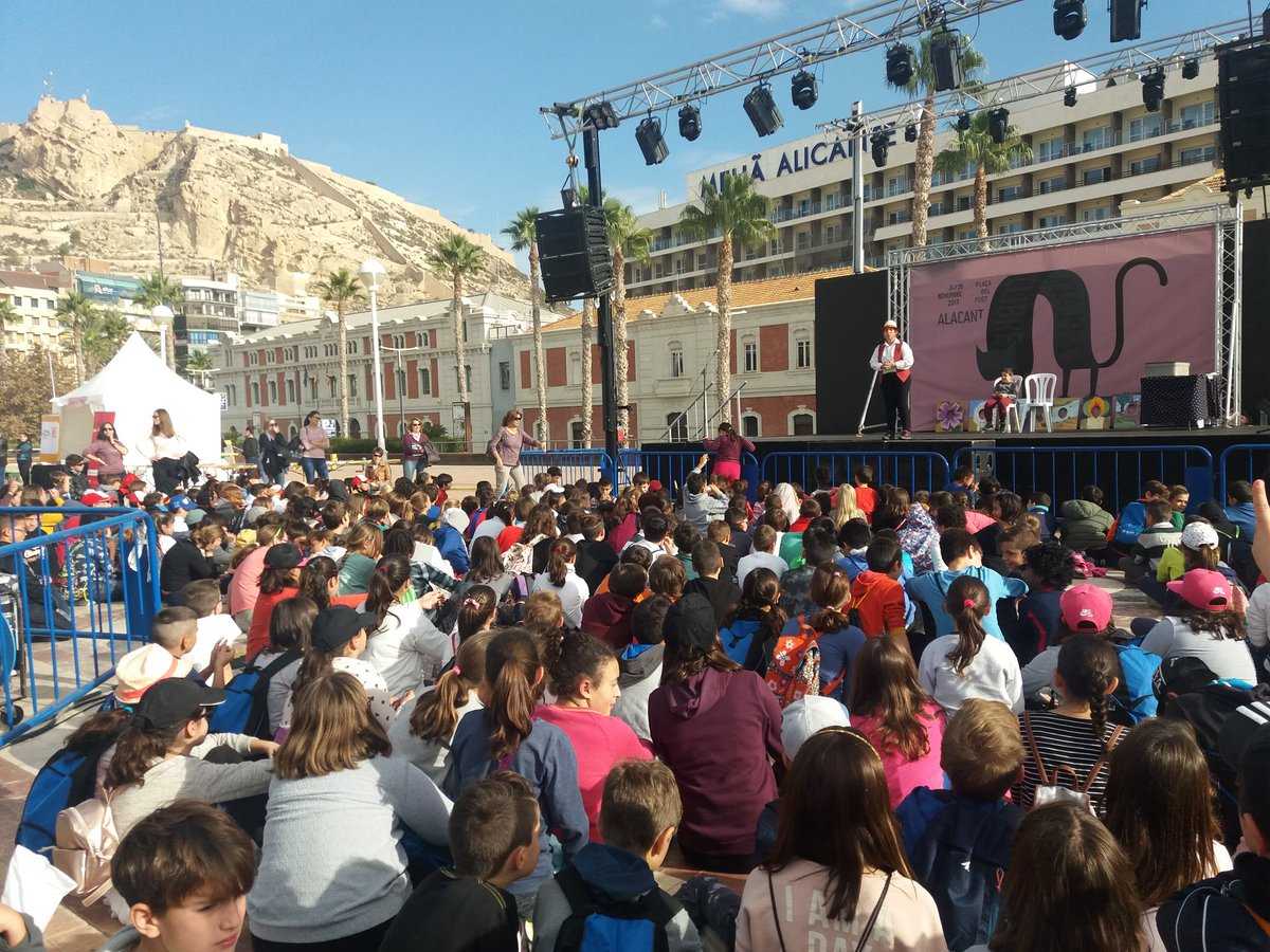 Un concert de Dani Miquel durant la passada edició de la Plaça del Llibre a Alacant.
