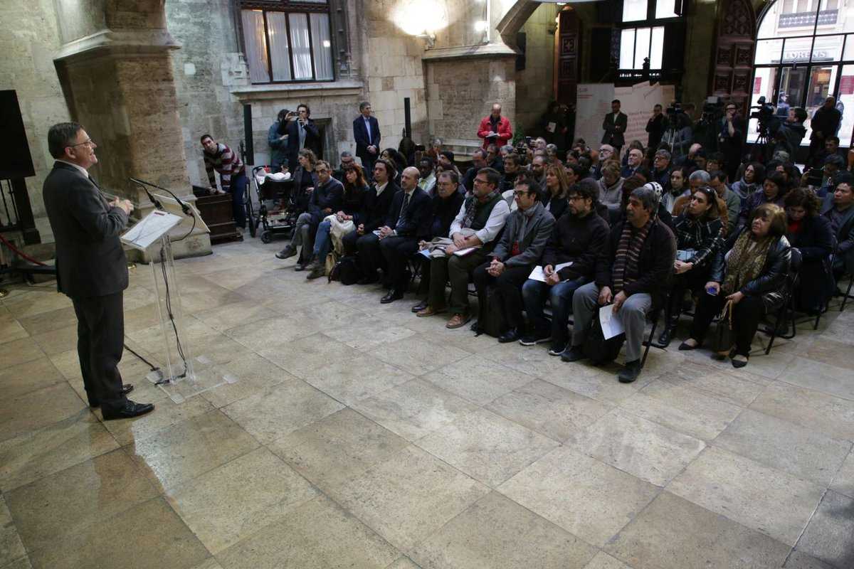 El president de la Generalitat, Ximo Puig, s'ha reunit aquest dimecres amb associacions que representen els immigrants i d'altres que defensen la sanitat pública i universal.