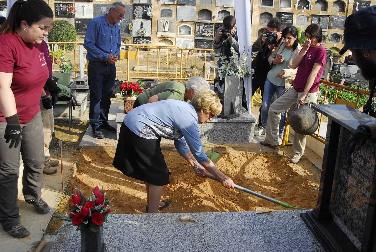 Isabel Cuallado, dona d'una de les víctimes afussellades a l'octubre de 1939, cava simbòlicament en la Fossa 82.