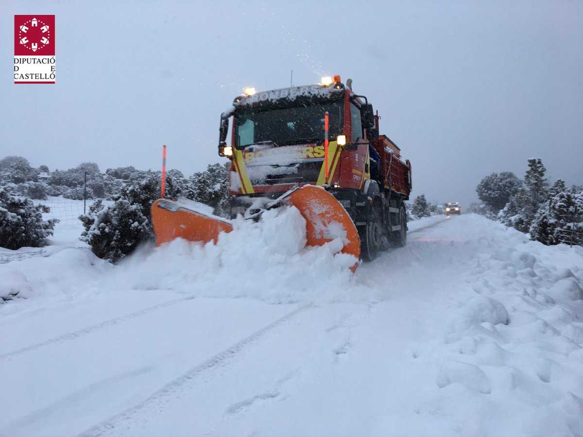 Una màquina llevaneu treballant en una carretera en la zona dels Ports i la Tinença de Benifassà.