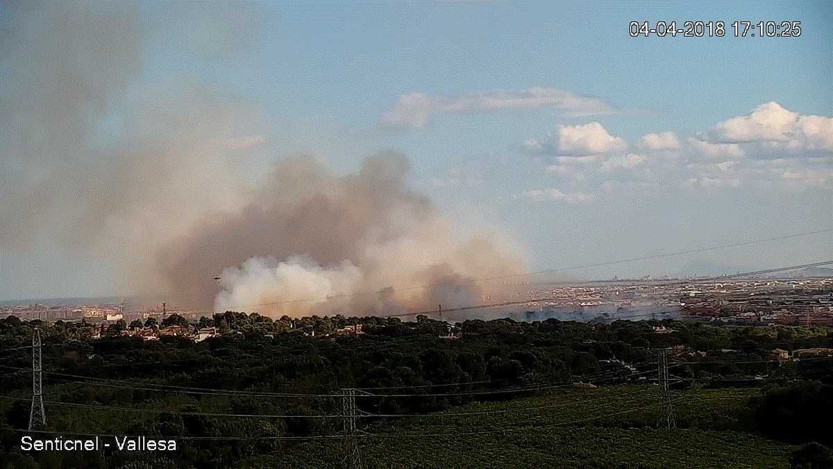 Les flames es poden veure des de molts punts de l'Horta Sud.
