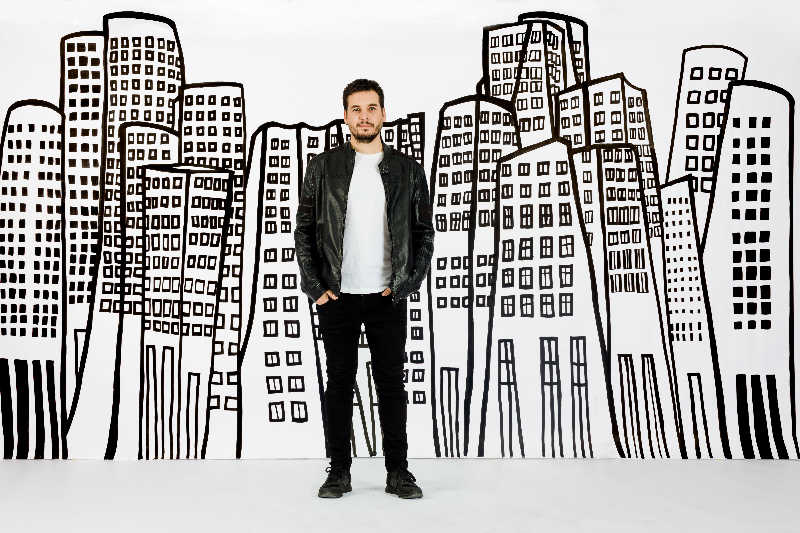 Alabajos recorre al títol del primer poemari en valencià de l'escriptor de Brujassot, publicat en 1953.