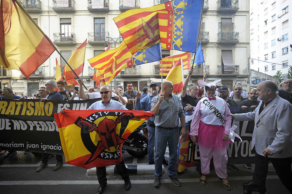 Concentració d'España 2000 a les portes de la Societat Coral El Micalet el passat 25 de setembre, amb José Luis Roberto a la dreta.