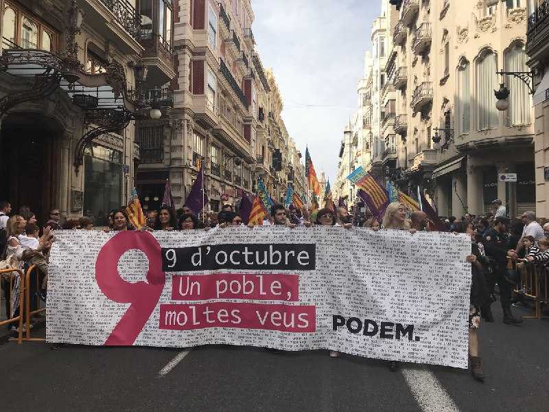 Part dels membres de Podem en la processó cívica del 9-O.