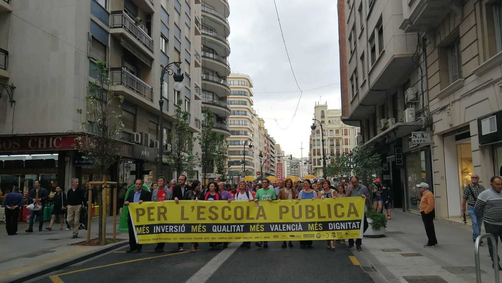 La plataforma convocant exigeix al govern espanyol que "canvie radicalment la seua política educativa" i que "dialogue amb la comunitat educativa".