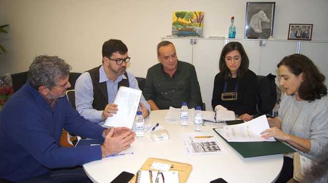 Els diputats de Medi Ambient i Cooperació Municipal, Josep Bort i Emili Altur amb representants de l'IVE