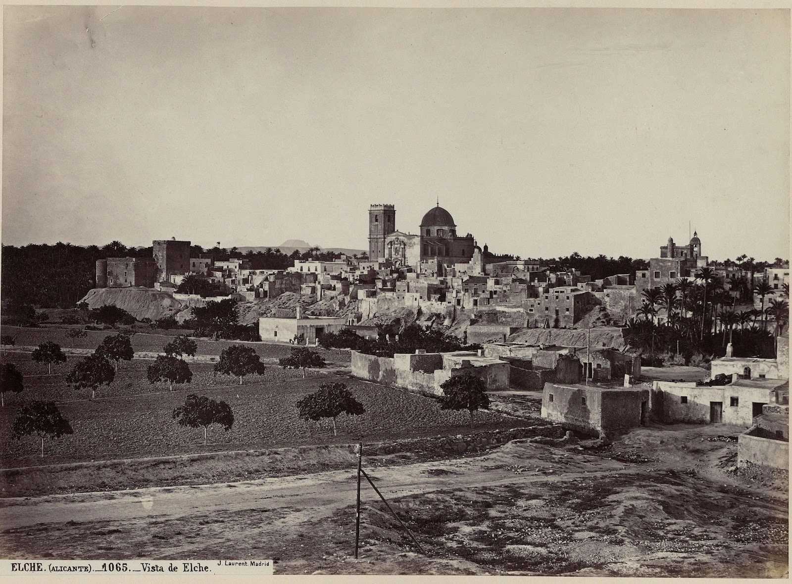 De 1391 a 1460 Elx i Crevillent formaren part de Barcelona, constituïda en la seua senyora feudal. A la imatge, l'Elx del passat amb l'alcàsser de la senyoria al fons.