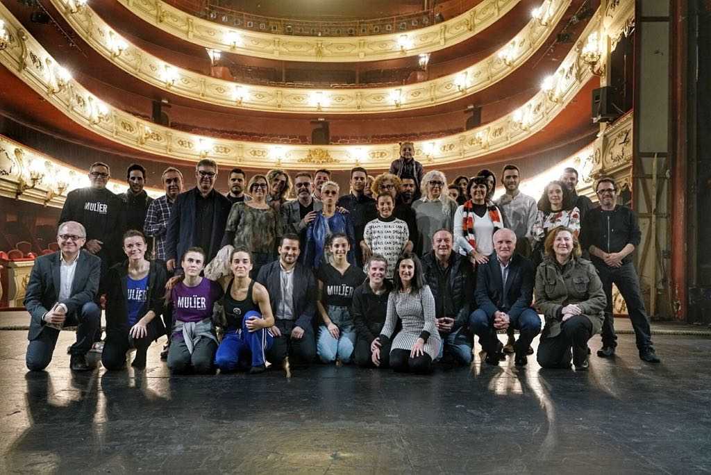 Als càrrecs amb el director i les actrius de l'obra