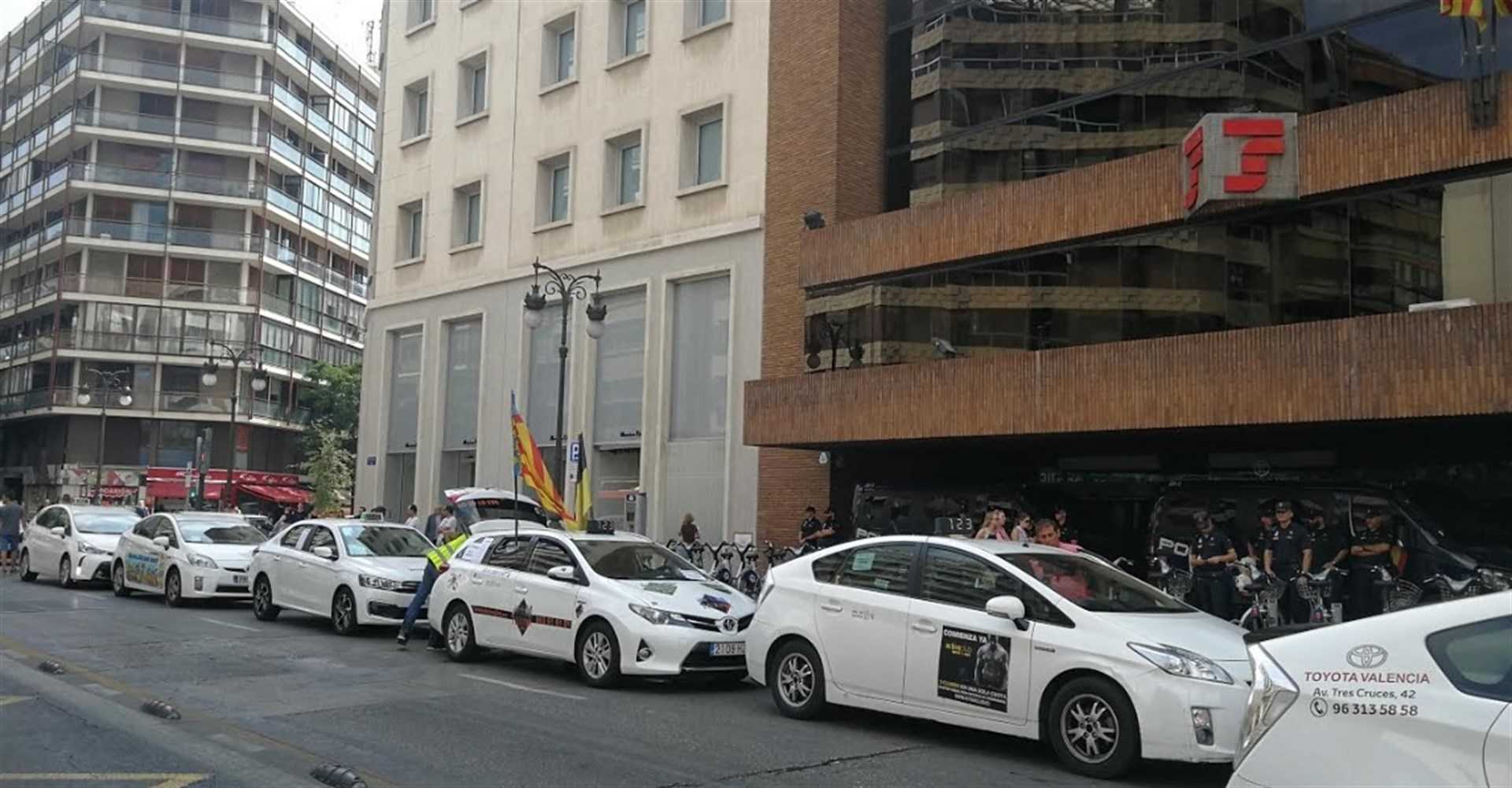 Aquesta matinada s'han habilitat nou autobusos per a desplaçar vora 400 persones des de l'Aeroport de Manises a diferents punts de la ciutat i així pal·liar la manca de taxis.