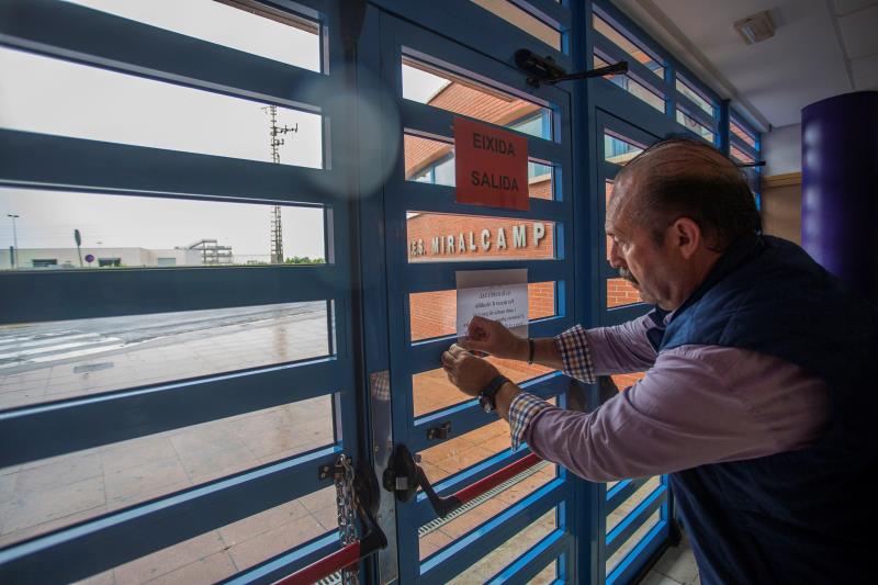 Als municipis costaners del nord s'han suspés les classes des d'aquest dijous, ja que ahir dimecres es va rebre una comunicació de la Conselleria d'Educació instant-los a fer-ho.