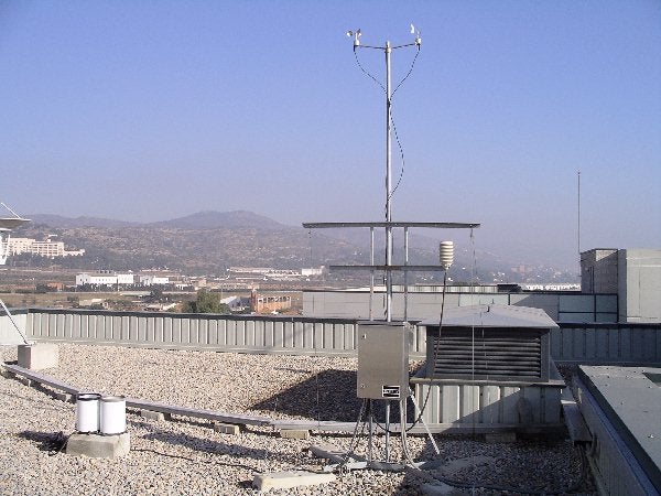 Les comarques del nord del país estan en risc groc per vent, amb ratxes màximes que poden arribar als 80 quilòmetres per hora a l'interior. En la imatge, estació meteorològica de la Universitat Jaume I.