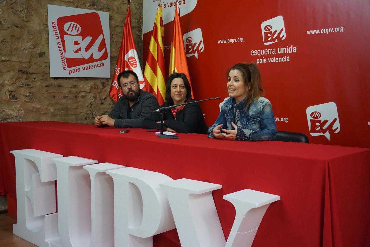 Esther López Barceló (a la dreta de la imatge) és partidària d'una confluència amb partits d'esquerres i organitzacions socials.