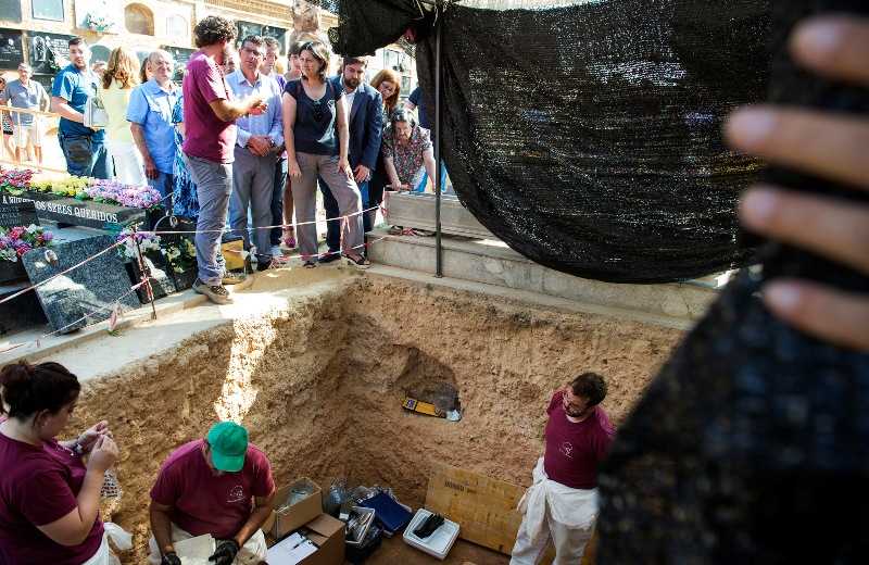 La institució ha aprovat els projectes d'excavació i exhumació de les fosses 94 (69.220 euros) i 128 (80.780 euros), sol·licitats per les associacions de familiars de les víctimes.