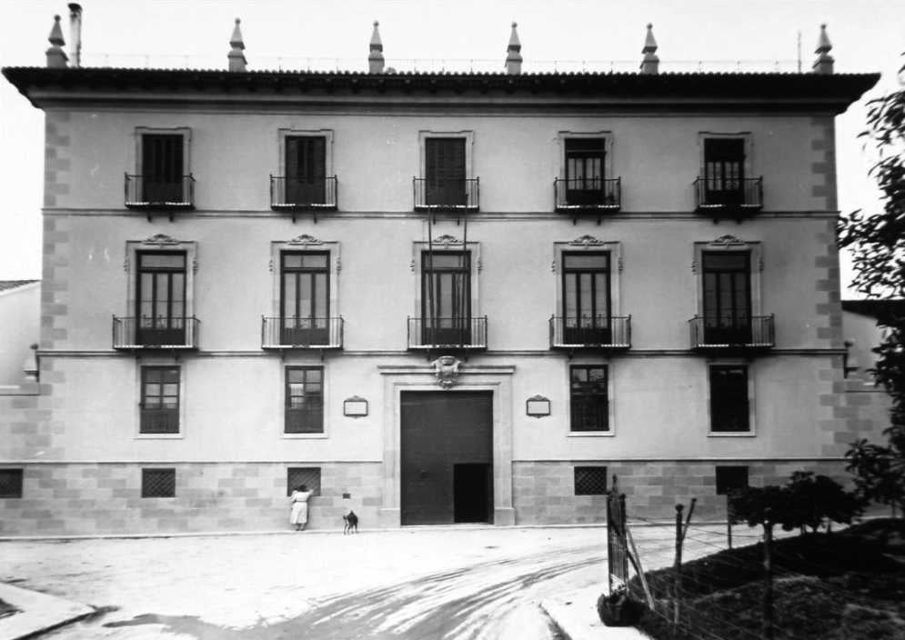 Façana principal de l’edifici on es trobava l’Estació de Patologia Vegetal i l’Estació Tarongera de Llevant cap al 1934 (Salvador Zaragoza Adriaensens (2011). Origen y actividades del Instituto Valenciano de Investigaciones Agrarias 1868-2000)