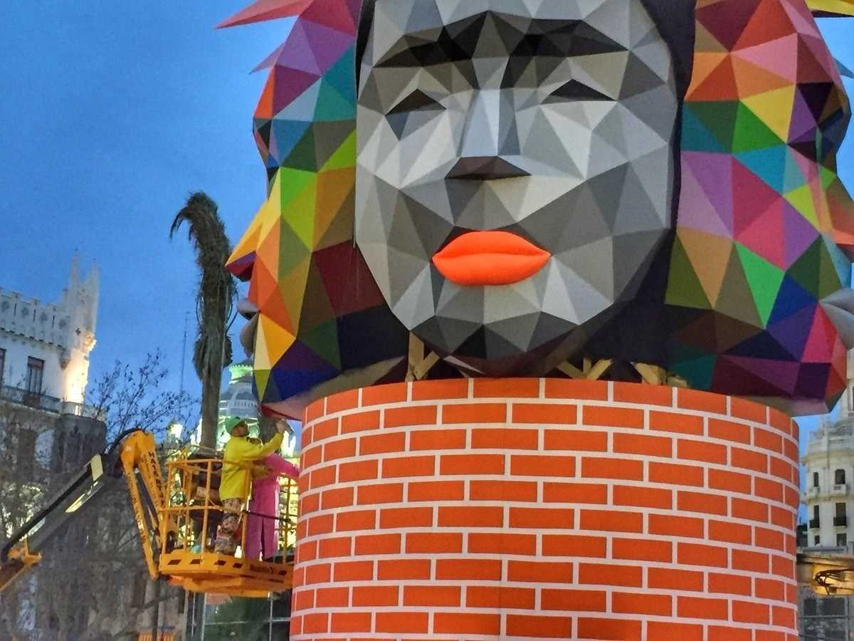 L'alcalde i la vicepresidenta han valorat el colorit i la sensacio de globalitat que transmet el monument.