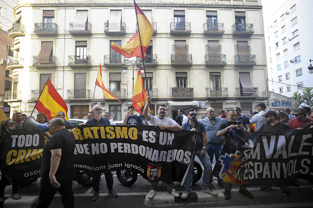 Els membres d'España 2000 cirden a la porta de la Societat Coral El Micalet.