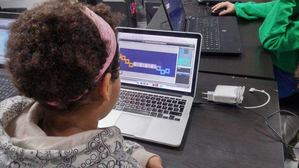 FemDevs vol promoure l'interés, la participació i la presència de les dones en la indústria del videojoc. En la imatge, el taller per a xiquetes GirlsMakeGames.