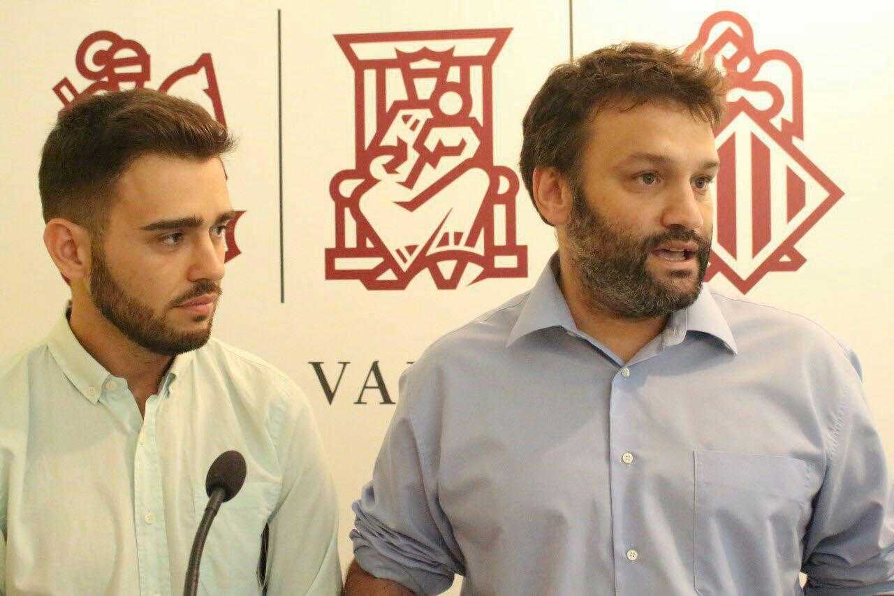 El portaveu de Compromís a les Corts, Fran Ferri, i el portaveu adjunt de Podem, Cèsar Jiménez, compareixen en roda de premsa per a presentar la declaració institucional contra les agressions del 9 d'Octubre.
