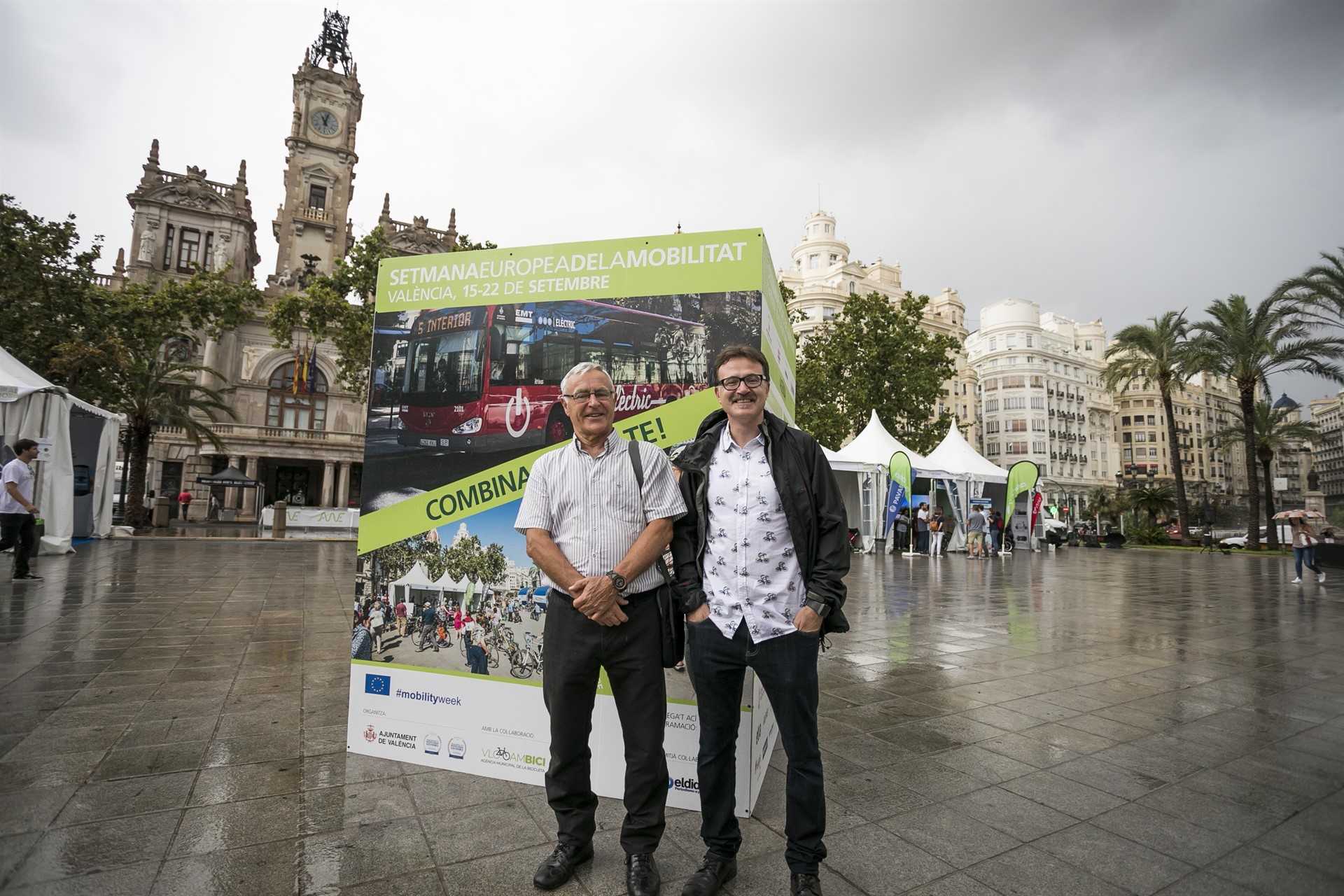 L'expositor situat a la plaça de l'Ajuntament ofereix informació de les noves vies ciclopeatonalss previstes en l'àrea metropolitana.