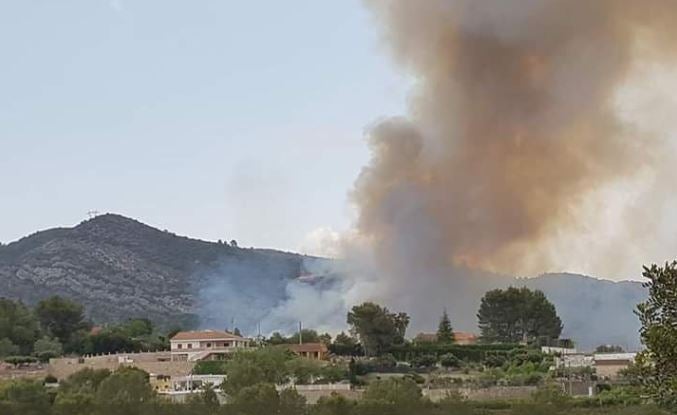 El foc s'ha declarat prop de les cases i la via del tren.